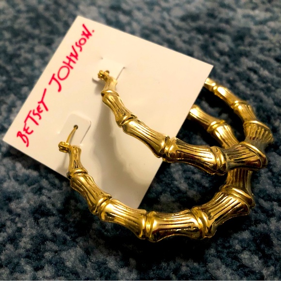Betsey Johnson Medium Gold Ribbed Hoop Earrings - Picture 1 of 5
